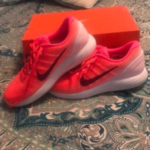 NWT Women’s Nike lunarglide 9